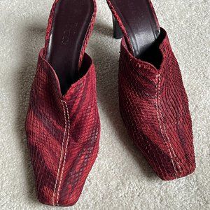 Worn twice!  Meucci Italian Womens  8 1/2 M  Burgandy Mules! Snakeskin look!